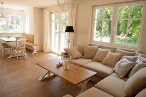 Fernseher, Kamin, Stereoanlage