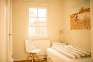 4 bedrooms, internet, bed sheets