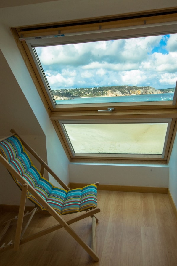 A room with a skylight and a colorful striped chair. - Sea view, flat for 4 people, free wifi (Crozon)