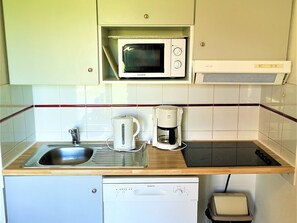 Een koelkast, een microgolfoven, een vaatwasser