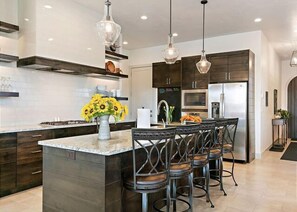 Køleskab, mikrobølgeovn, ovn, kogeplade