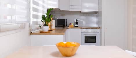 Frigorífico, microondas, lavavajillas y cafetera o tetera