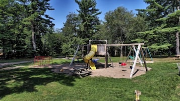Tempat bermain anak - outdoor