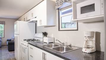 Cottage Standar | Dapur pribadi | Lemari es besar, microwave, oven, dan kompor