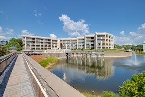 Un hotel de varios pisos con un patio central, un puente y una fuente.