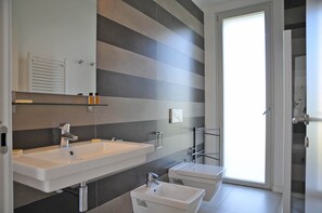 Douche, sĂšche-cheveux, serviettes fournies, savon