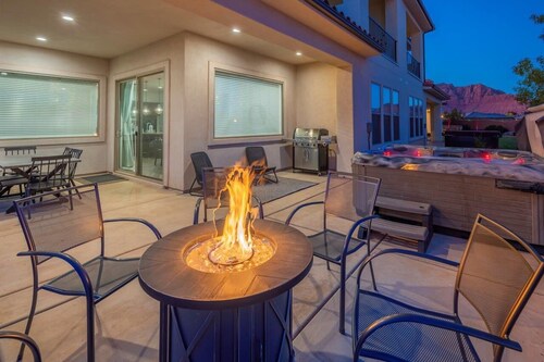 Arcadia 31 🧡 Private Hot Tub * Arcade Gaming Room * Sleeps 28!