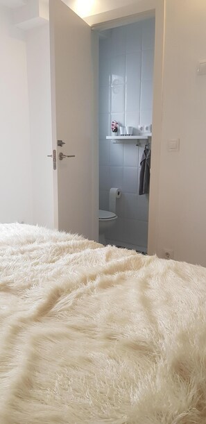 Suihkun ja ammeen yhdistelmä, hiustenkuivaaja, bidee, pyyhkeet