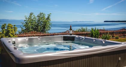 Large Oceanfront House with Hot Tub!