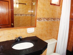 Family Room | Bathroom | Shower, towels - Hotel estelar del tititaca (Copacabana)
