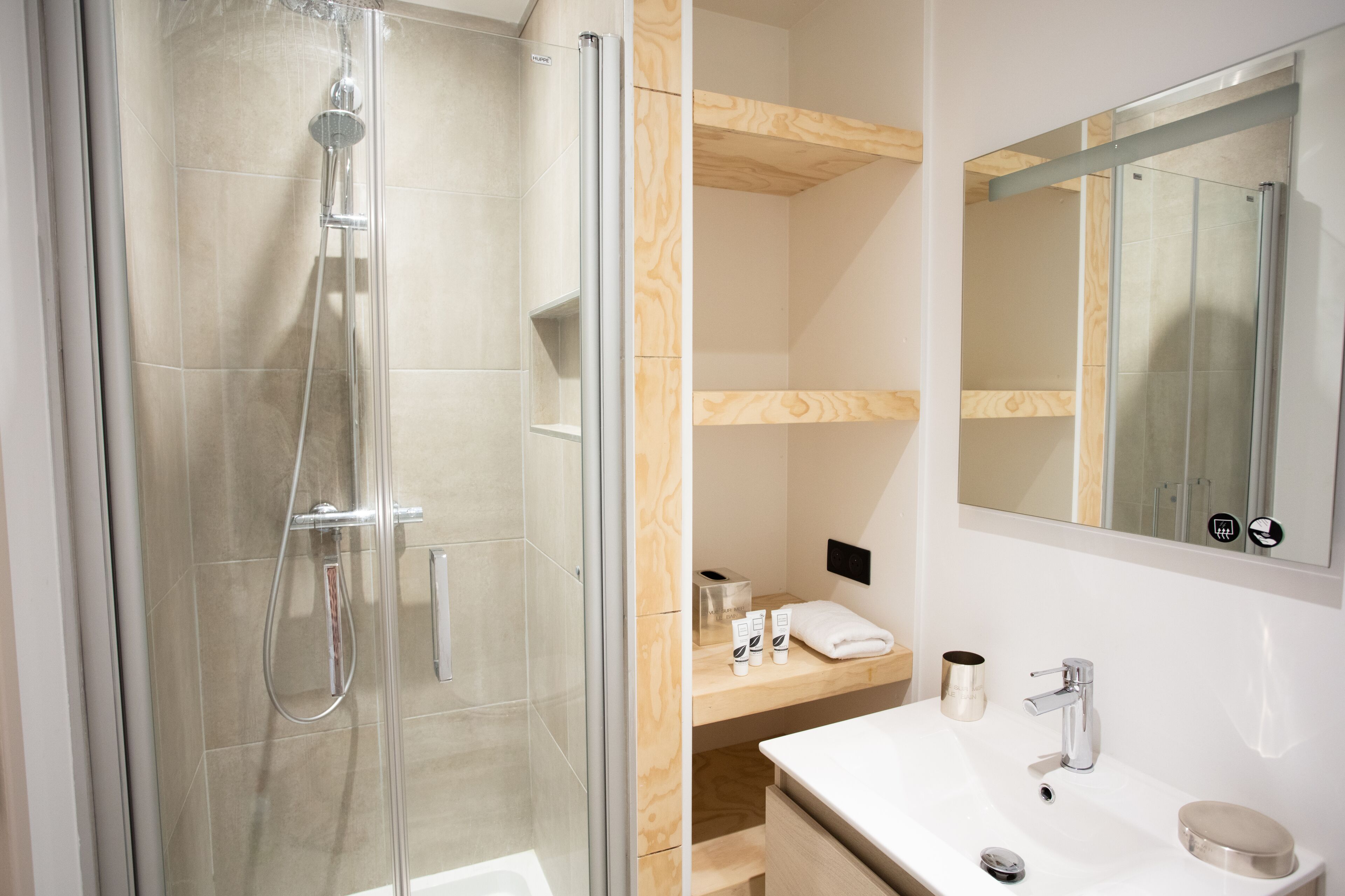 double room (chambre 8) | bathroom | shower, free toiletries, hair dryer, towels