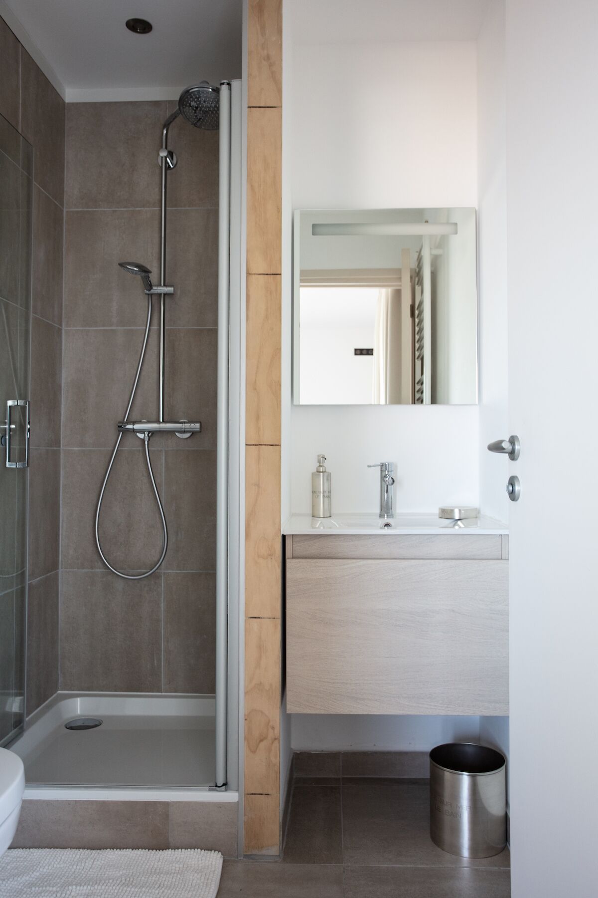 deluxe room (chambre 5) | bathroom | shower, free toiletries, hair dryer, towels