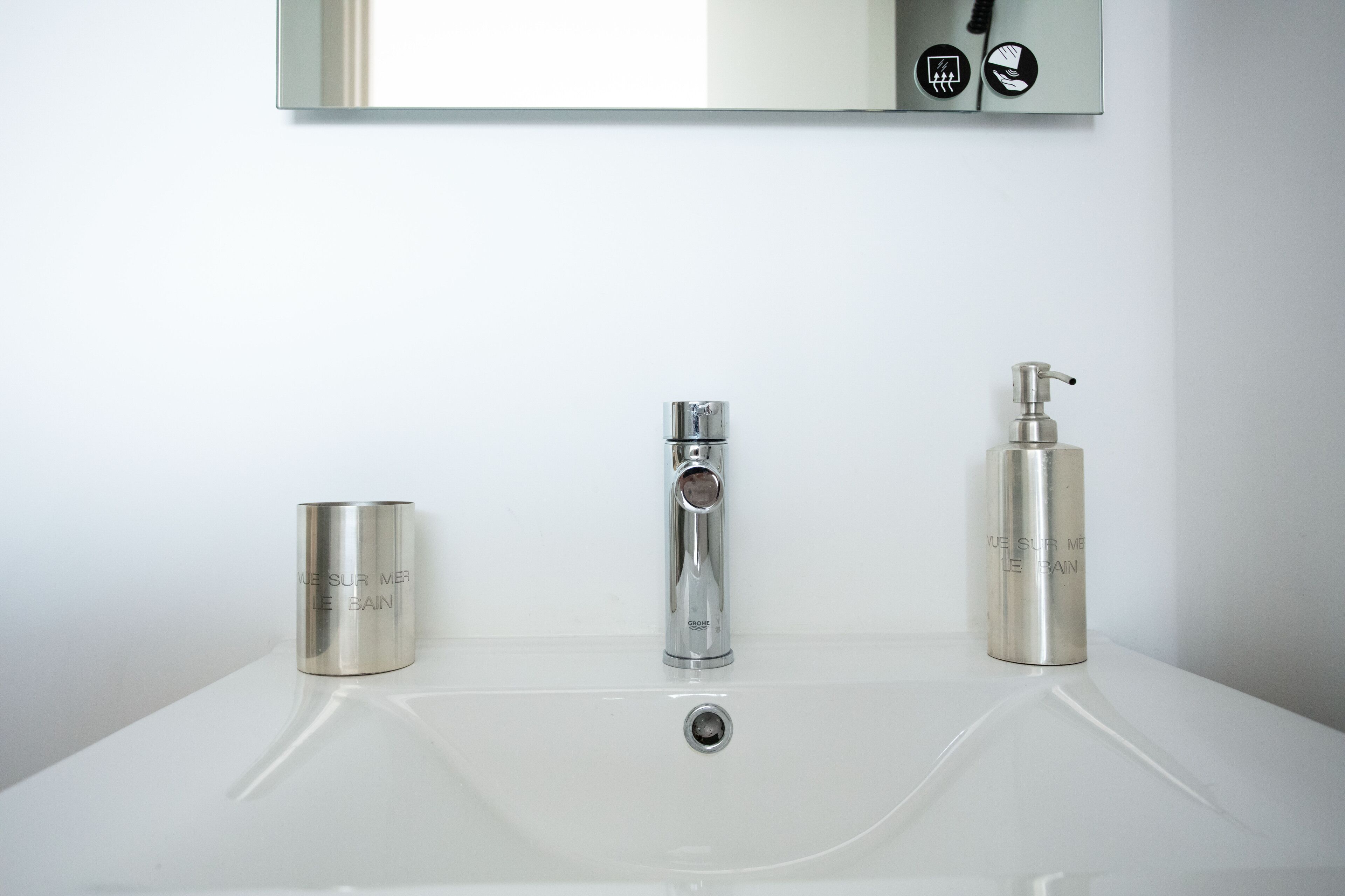 deluxe room (chambre 3) | bathroom amenities | shower, free toiletries, hair dryer, towels