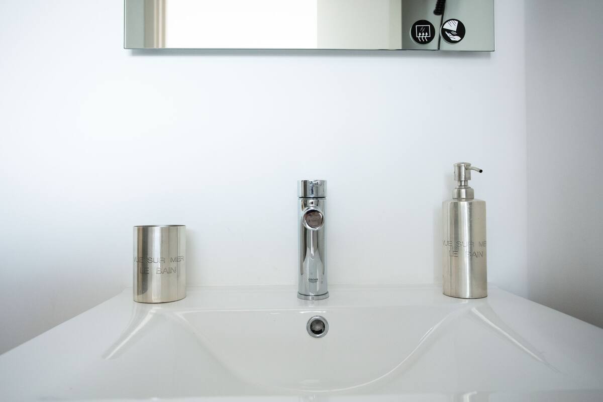 deluxe room (chambre 3) | bathroom amenities | shower, free toiletries, hair dryer, towels