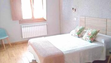 2 slaapkamers, een strijkplank/strijkijzer, reisbedje, gratis wifi