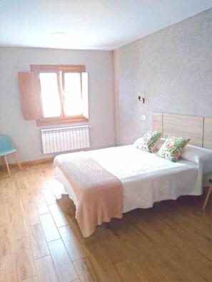 2 habitaciones, tabla de planchar con plancha y cuna de viaje 