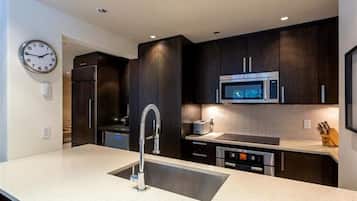 Réfrigérateur, micro-ondes, four, plaque de cuisson