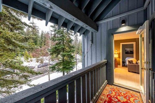 Luxury 4 Bedroom ski in/ski out condo at mountain base