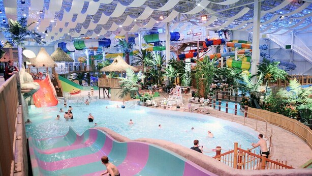 An indoor water park with multiple slides and pools. - THE HOUSE OF THE RIVER WITH GREAT WATERS #CITQ 299191 (Saint-Laurent-de-l'Île-d'Orléans)