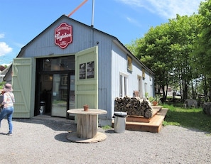A rustic building with a sign reading "Confiterie Ligidou - JAM FACTORY".