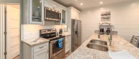 Een microgolfoven, een oven, een kookplaat, een vaatwasser