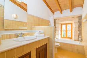 Combined shower/bathtub, hair dryer, towels