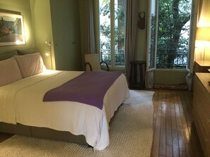 3 bedrooms, iron/ironing board, WiFi, bed sheets - Charming Apartment w Great Paris View! (Paris)