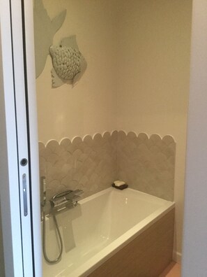 Ensemble douche/baignoire, sĂšche-cheveux, serviettes fournies, savon