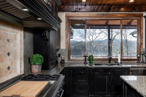 Fontana Lake Lodge - Free Railroad Passes - Palatial Cabin w/ Gorgeous Views-