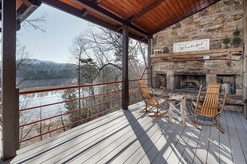 Fontana Lake Lodge - Free Railroad Passes - Palatial Cabin w/ Gorgeous Views-
