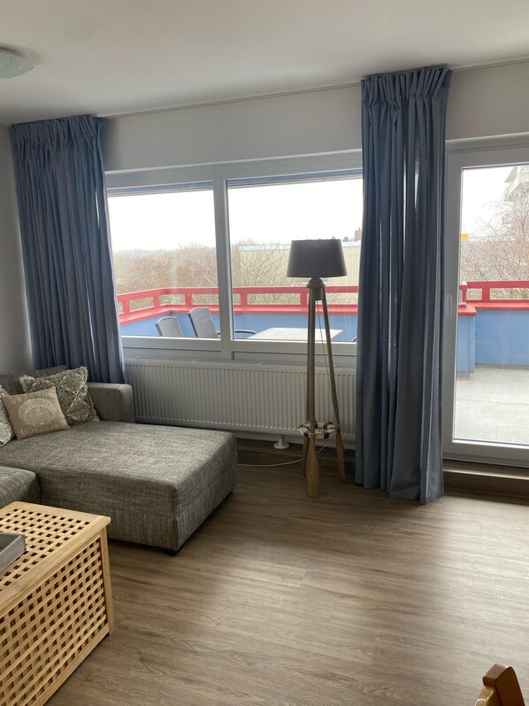 TV, DVD player, books, stereo