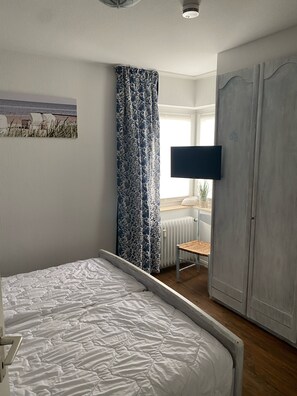 2 bedrooms, travel cot, free WiFi - Family friendly apartment with 2 bedrooms, terrace and swimming pool (Duhnen)