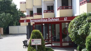 Rakennuksessa on kyltti, jossa lukee: ”Terrassenhaus Duhnen 61”.