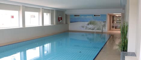 Een binnenzwembad en een verwarmd zwembad