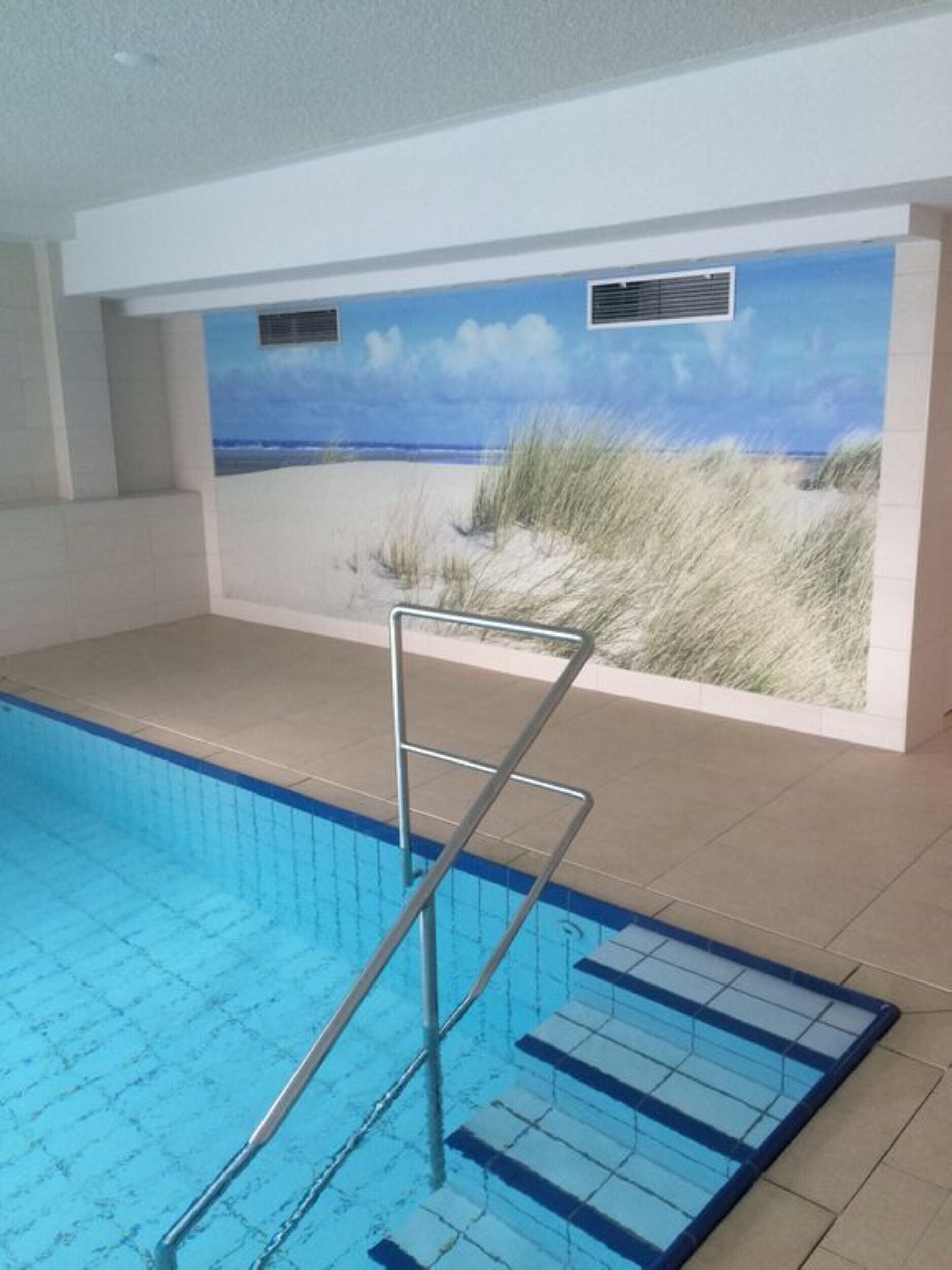 Una piscina cubierta, una piscina climatizada