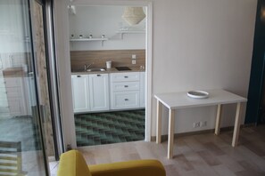 Interior - Charming 2-room renovated with large terrace open view in Cannes (Cannes)