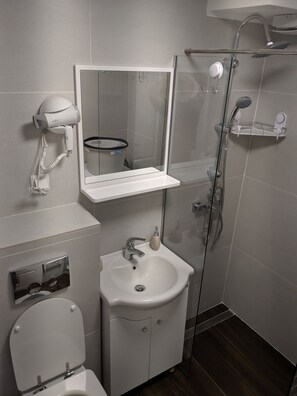 Shower, towels, soap, shampoo - Apartment in the center of Cluj (Cluj-Napoca)