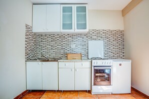 Kühlschrank, Ofen, Herdplatte, Kochgeschirr/Geschirr/Besteck