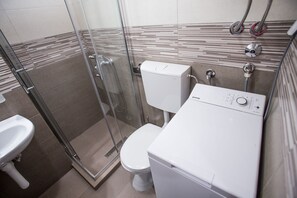 Dusche, Haartrockner, Bidet, Handtücher