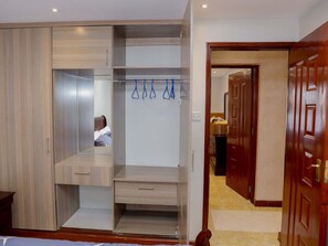 2 bedrooms, iron/ironing board, WiFi, bed sheets - ESTERINA SUITES - B3 (LANGATA)