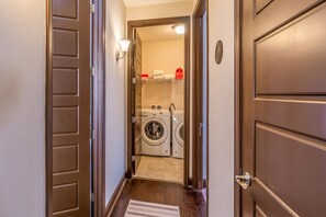 laundry hall - 3BR amazing view, hot tub, modern luxury sleeps 6 + railroad and rafting tix free (Bryson City)