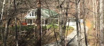 Rocky Creek Cottage - Free Railroad Tour + Secluded Cabin + Convenient to