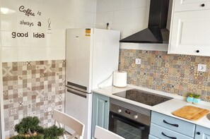 Réfrigérateur, micro-ondes, four, plaque de cuisson