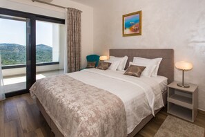 3 bedrooms, in-room safe, desk, soundproofing