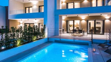 Utomhuspool och uppvärmd pool