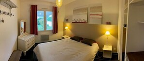 4 室のベッドルーム、デスク、アイロン / アイロン台、旅行用ベビーベッド