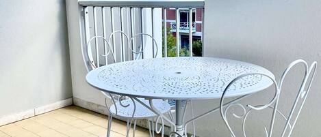 تناول الطعام بالخارج