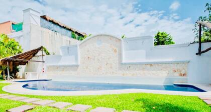 Chambre Deluxe Confort Balcon avec Piscine et Parking A/C