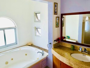 Een douche, een bubbelbad, handdoeken