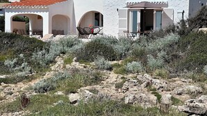 Un edificio blanco con arcos y un patio amoblado al aire libre.